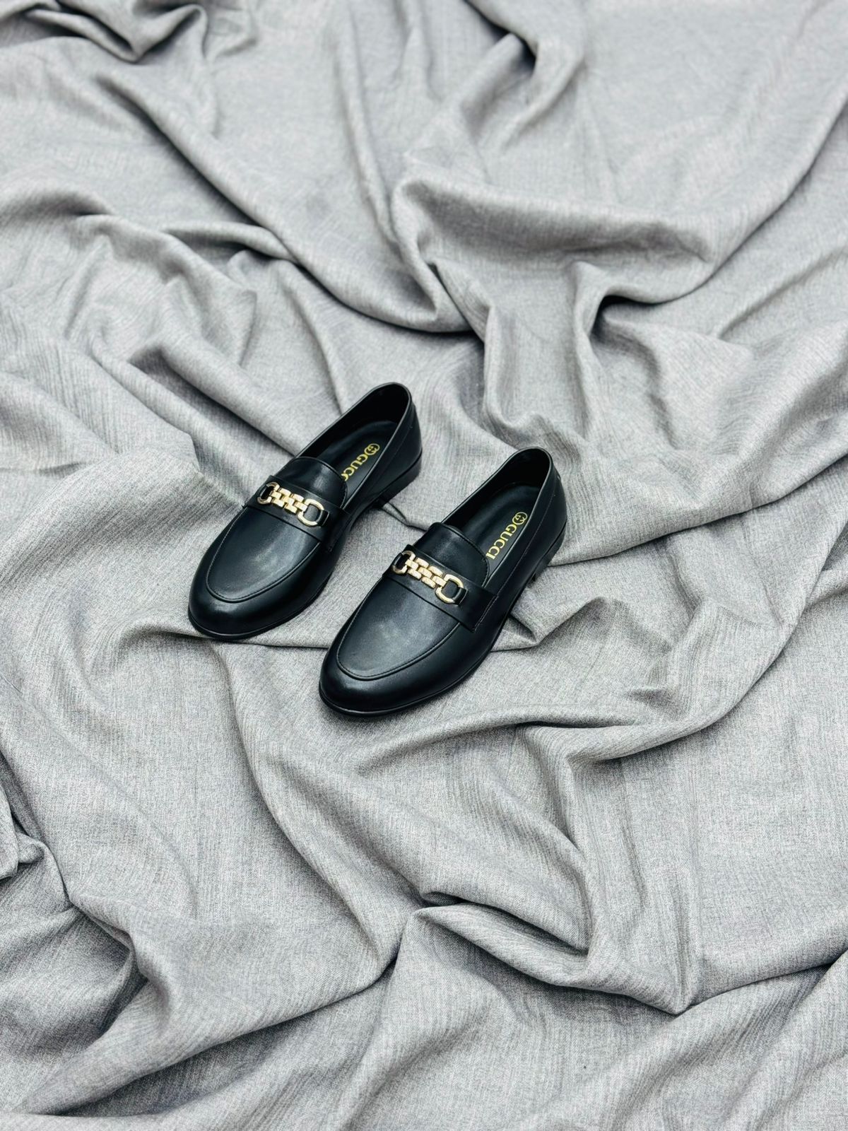 Gucci Black Leather Loafers with Gold Buckle – Premium Elegance