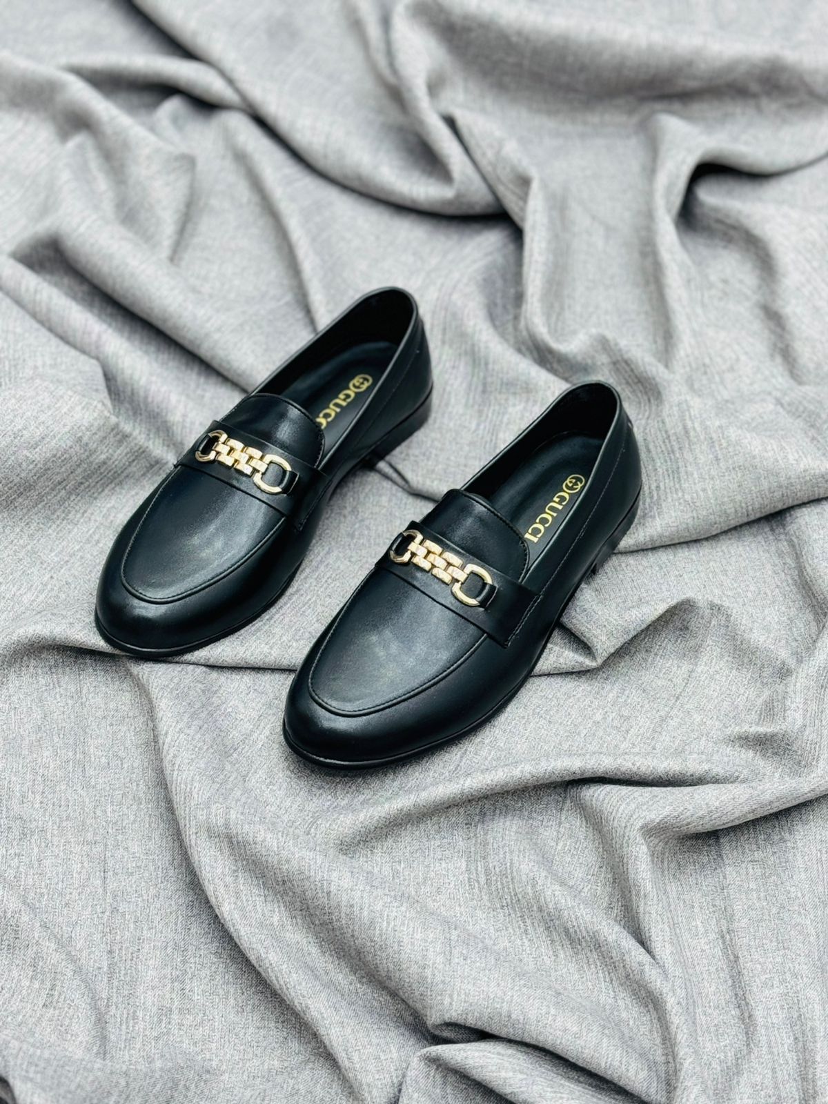 Gucci Black Leather Loafers with Gold Buckle – Premium Elegance