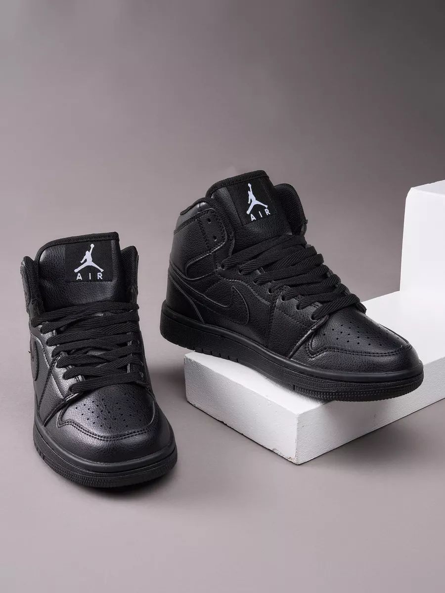 Air Jordan 1 Mid – Triple Black Edition