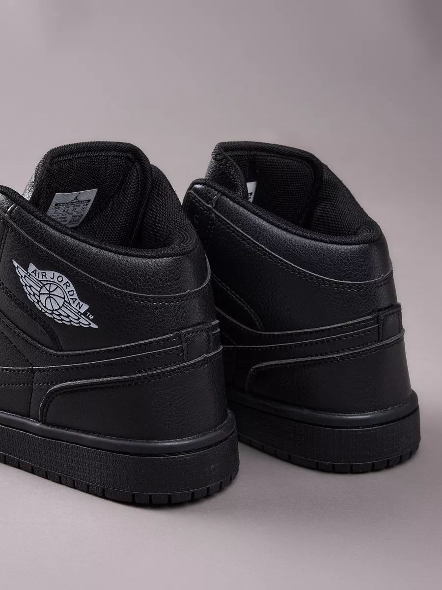Air Jordan 1 Mid – Triple Black Edition